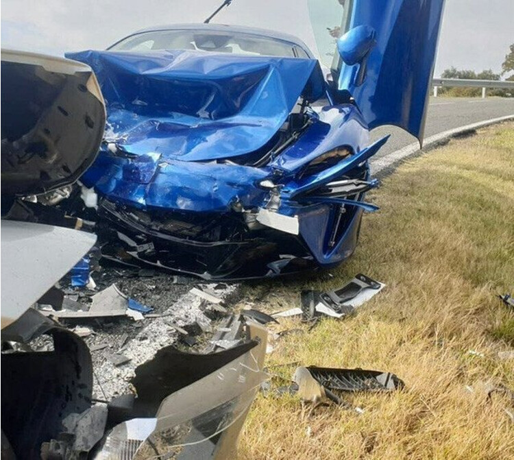 Siêu xe không số lùi McLaren Artura đọ độ cứng với BMW 3-Series đời cũ bằng pha đâm trực diện kinh hoàng sieu xe khong so lui mclaren artura do do cung voi bmw 3-series doi cu bang pha dam truc dien kinh hoang