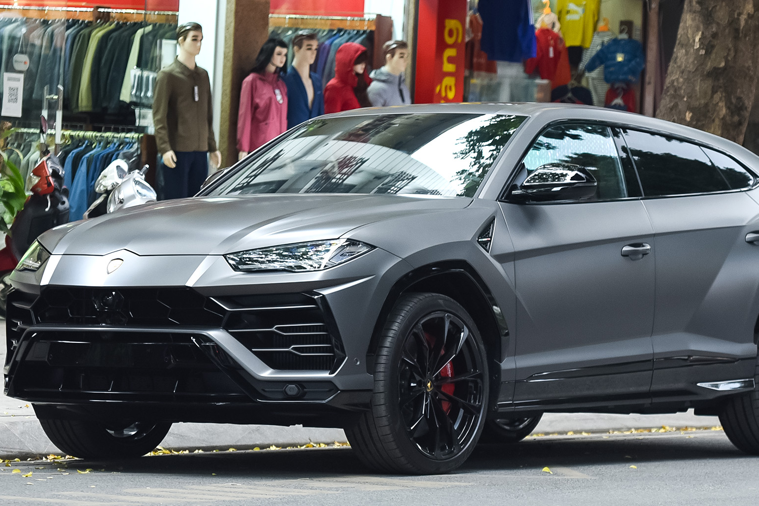 Siêu xe Lamborghini Urus với ngoại thất màu lạ mắt về Việt Nam