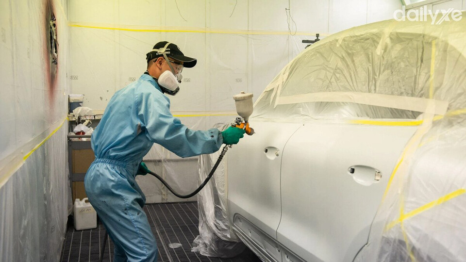 Sơn lại toàn bộ xe trong trường hợp bạc màu, bong tróc, trầy xước nặng hay muốn đổi màu xe