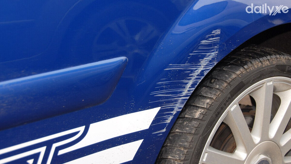 Xe ô tô bị trầy xước cần sơn lại