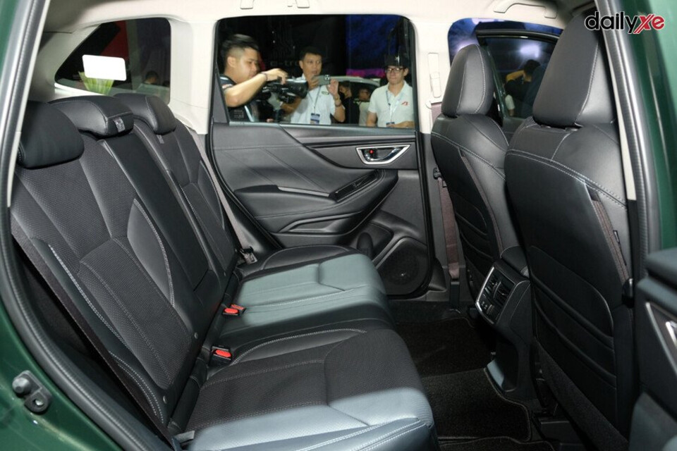 Hàng ghế sau rộng rãi