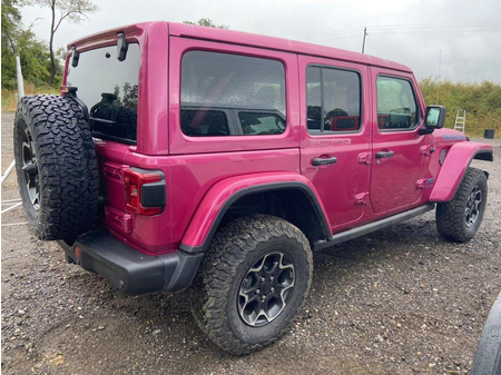 SUV dành cho phái mạnh, nhưng Jeep Wrangler phiên bản màu hồng lại có doanh  số cao lạ thường