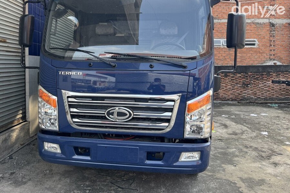 Cụm lưới tản nhiệt mạ bạc ấn tượng