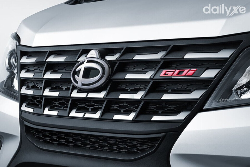 Lưới tản nhiệt nổi bật với logo đỏ trên nền đen