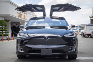 Tesla Model X - SUV chạy điện đầu tiên tại Sài Gòn
