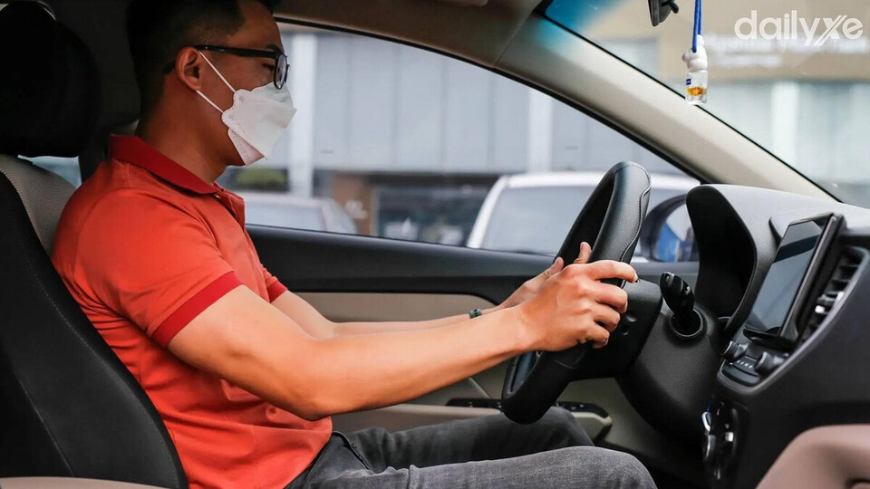 Người xe không thắt dây an toàn tiềm ẩn nguy hiểm