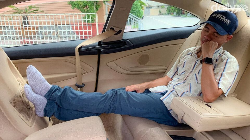 Người ngồi ghế sau xe phải cài dây an toàn tránh bị phạt và nguy hiểm khi tai nạn giao thông