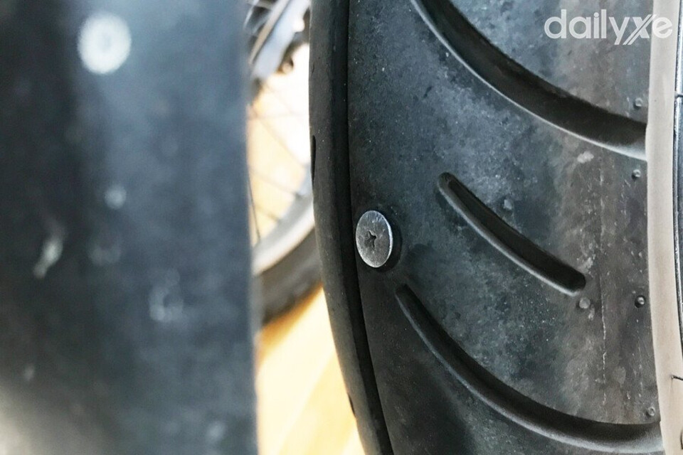 Lốp xe máy bị thủng do cán đinh