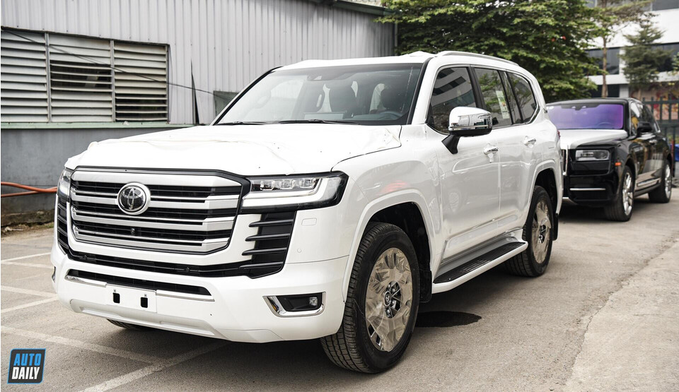 Thêm hàng hot Toyota Land Cruiser VXR 2022 về Việt Nam phục vụ đại gia Việt chơi Tết them hang hot toyota land cruiser vxr 2022 ve viet nam phuc vu dai gia viet choi tet