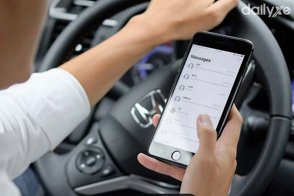 Sử dụng điện thoại khi lái xe ô tô