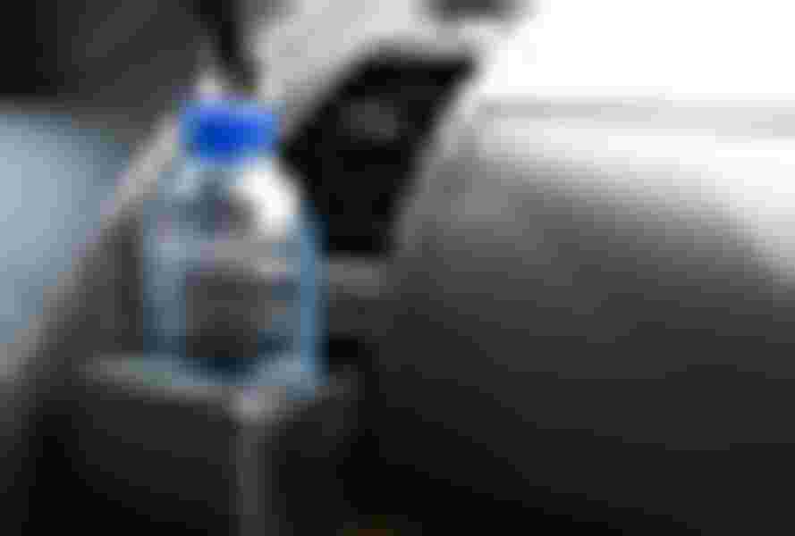 Uống nước trong chai nhựa để trên xe ô tô lâu ngày có thể sinh bệnh