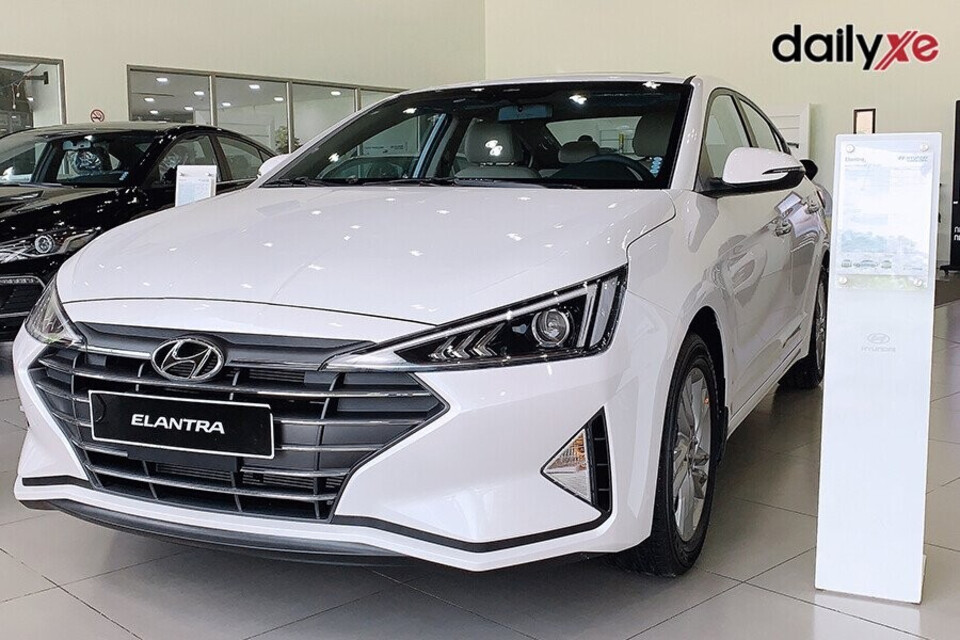 Hyundai Elantra sở hữu ngoại hình cuốn hút, nội thất sang trọng