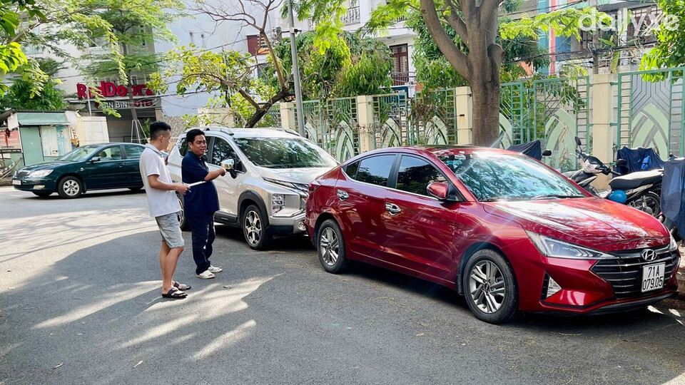 Người thuê xe ô tô tự lái cần kiểm tra tổng thể xe trước và sau khi thuê