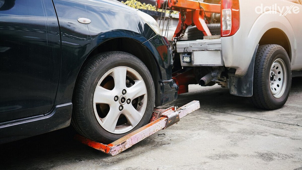 Gọi cứu hộ khi xe ô tô bị lủng lốp