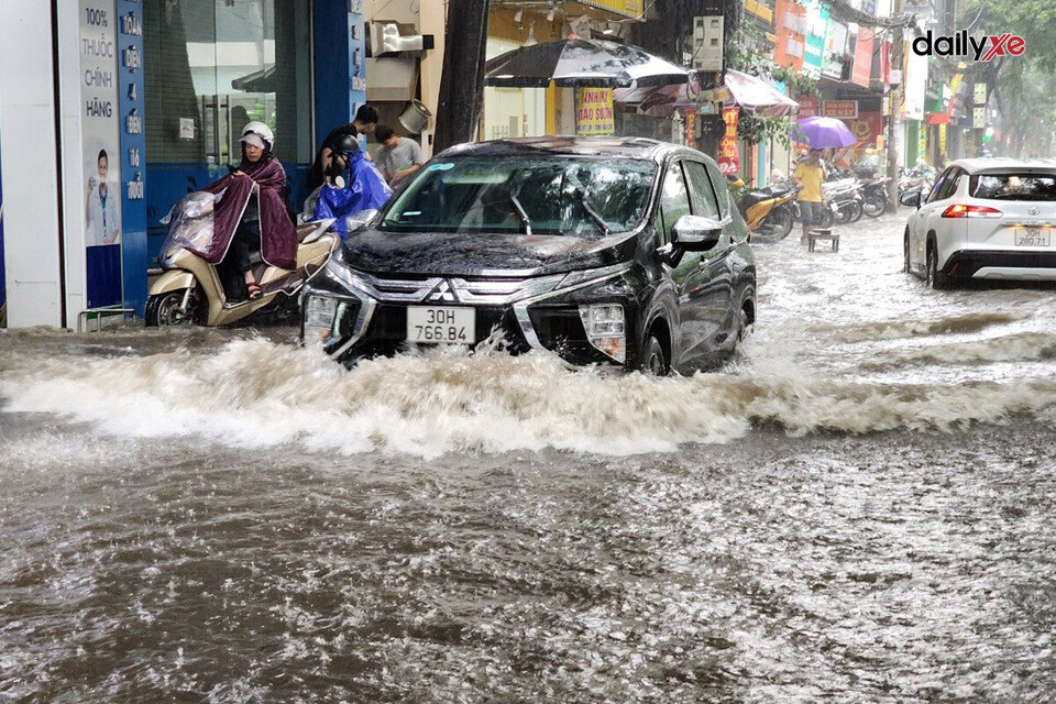 Chú ý đi qua đoạn đường ngập nước