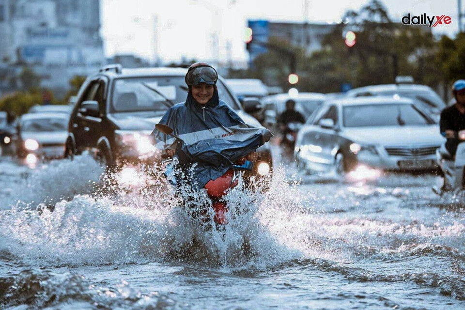 Tránh đi qua đoạn đường ngập sâu