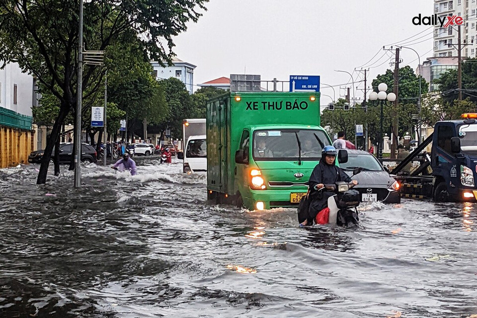 Di chuyển chậm và cẩn thận đường ngập nước