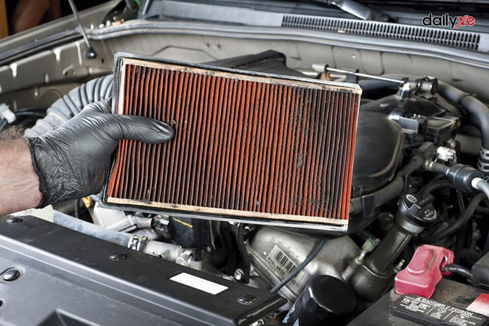 Tháo lọc gió động cơ đi qua đường ngập nước