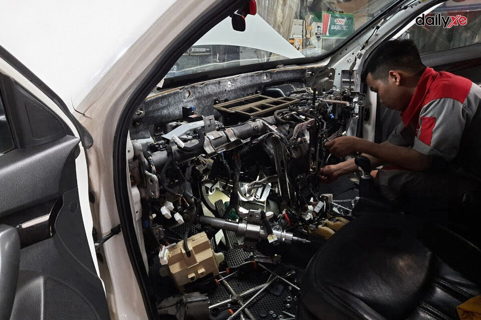 Hệ thống các mạch điện bị phá hóng