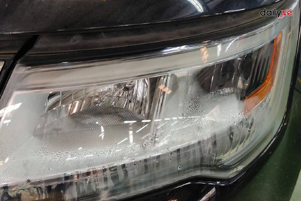 Kiểm tra cụm đèn trước có dấu vết ngập nước hay không