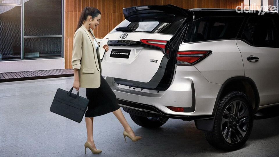 Trang bị đá chân mở cốp sau xe