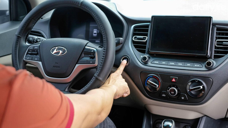 Tắt máy xe ô tô dừng đỗ lâu