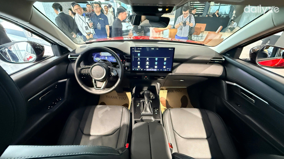 Không gian ở bệ trung tâm được tối ưu nhờ loại bỏ núm điều khiển.