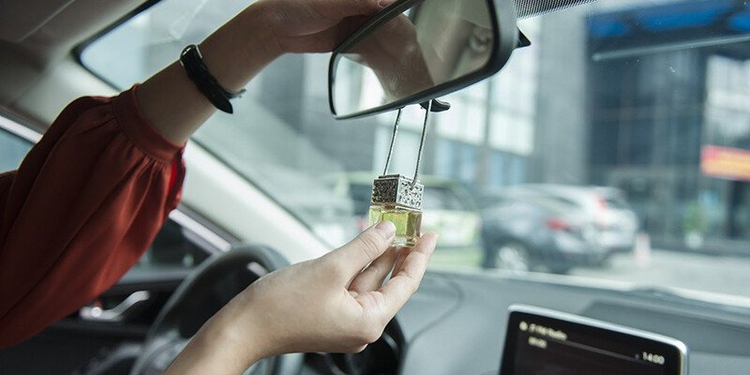 Khử mùi xe bằng tin dầu vỏ bưởi