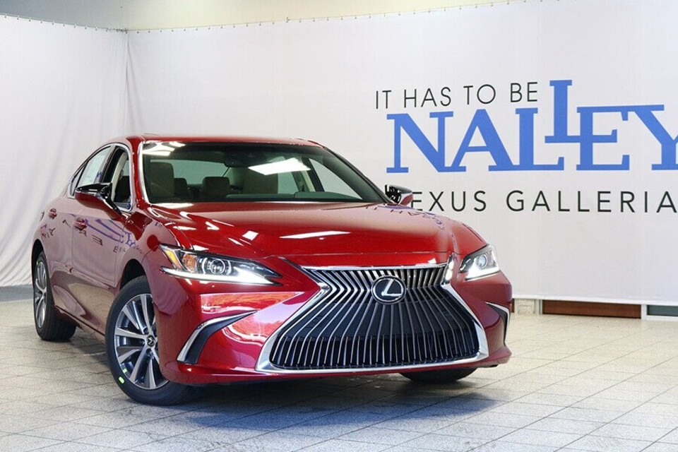 Lexus ES 300H còn nhận được sự trau chuốt đáng kể từ các chi tiết thiết kế ngoại thất cùng với tiện nghi Lexus ES 300H còn nhận được sự trau chuốt đáng kể từ các chi tiết thiết kế ngoại thất cùng với tiện nghi