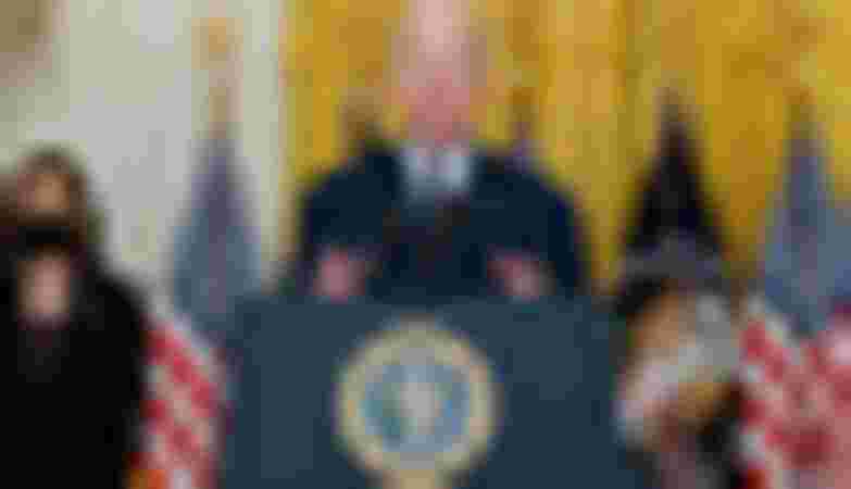 tong thong joe biden ky dao luat moi, tang cuong phat trien xe dien va co so ha tang cau duong