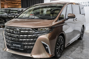 Toyota Alphard Luxury (Máy xăng)