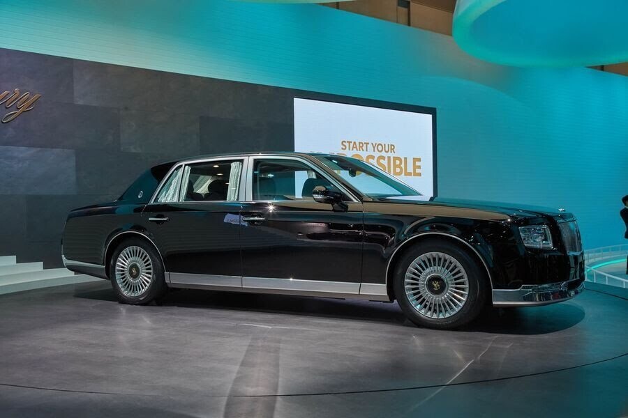 London UK 29th November 2018 Bonhams staff prepare a C1979 RollsRoyce  Phantom VI Limousine loaned to the Royal Household on several occasions  in preparation for an auction of historic and highperformance racing