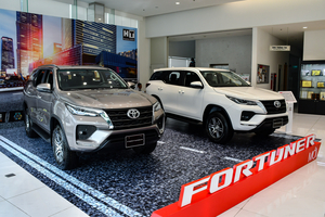 Toyota Fortuner tiếp tục bị Hyundai Santa Fe bỏ xa