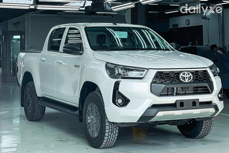 Toyota Hilux 2.4L 4x2 AT (Máy dầu)