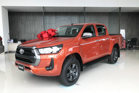 Toyota Hilux 2.4L 4x2 MT (Máy dầu)