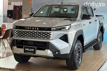 Toyota Hilux Standard 2.8 4x2 MT (Máy dầu)