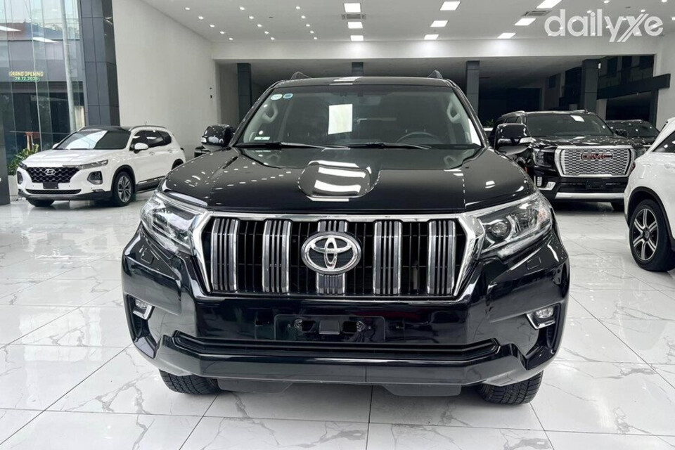 Toyota Land Cruiser Prado sở hữu diện mạo hầm hố