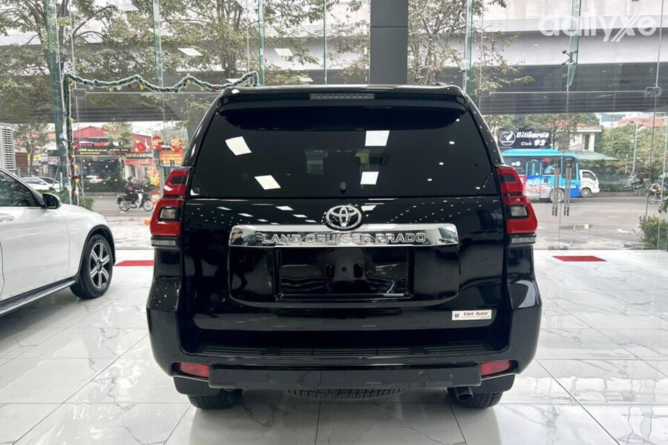 Toyota Land Cruiser Prado đuôi xe hầm hố