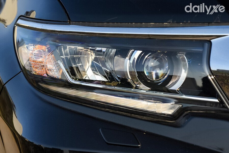 Toyota Land Cruiser Prado trang bị đèn trước LED