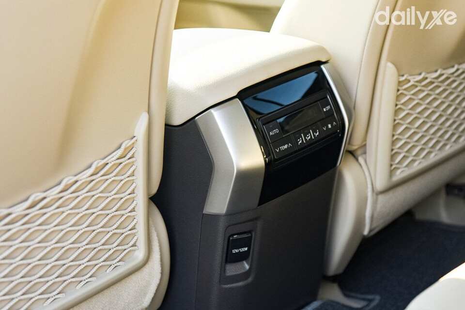 Toyota Land Cruiser Prado trang bị cửa gió điều hòa hàng ghế sau