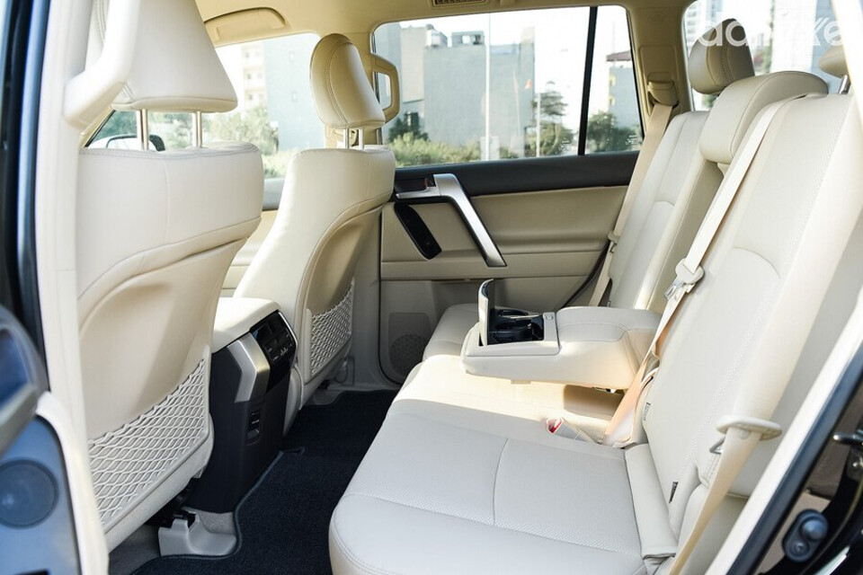 Toyota Land Cruiser Prado hàng ghế 2 rộng lớn kết hợp da cao cấp sang trọng