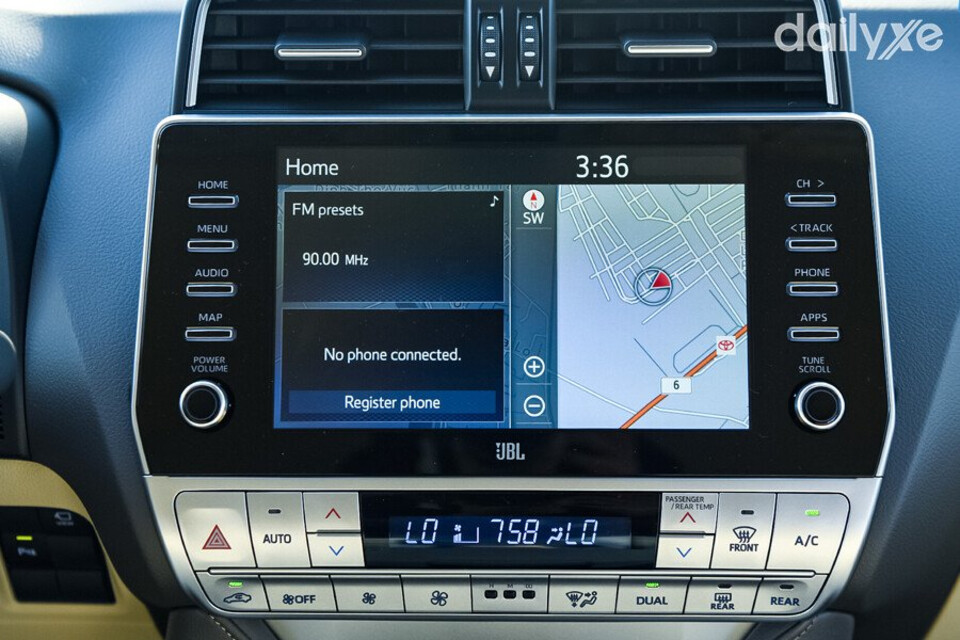 Land Cruiser Prado trang bị hế thống giải trí tiện ích