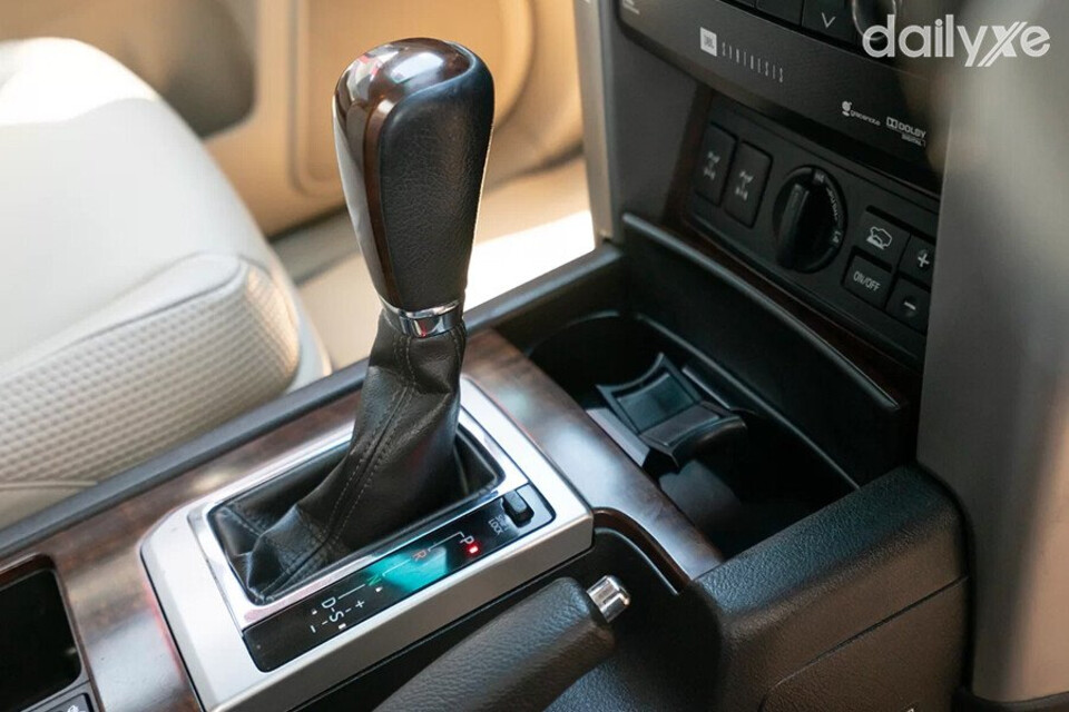 Land Cruiser Prado vẫn trung thành với kiểu cần số