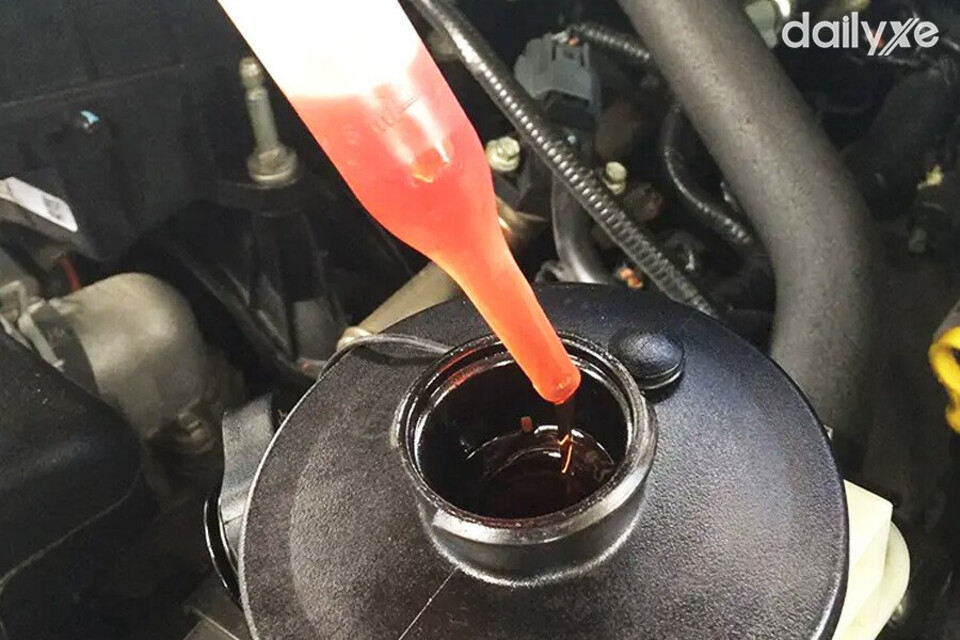 Dùng bình hút Turkey Baster thay dầu trợ lực tay lái