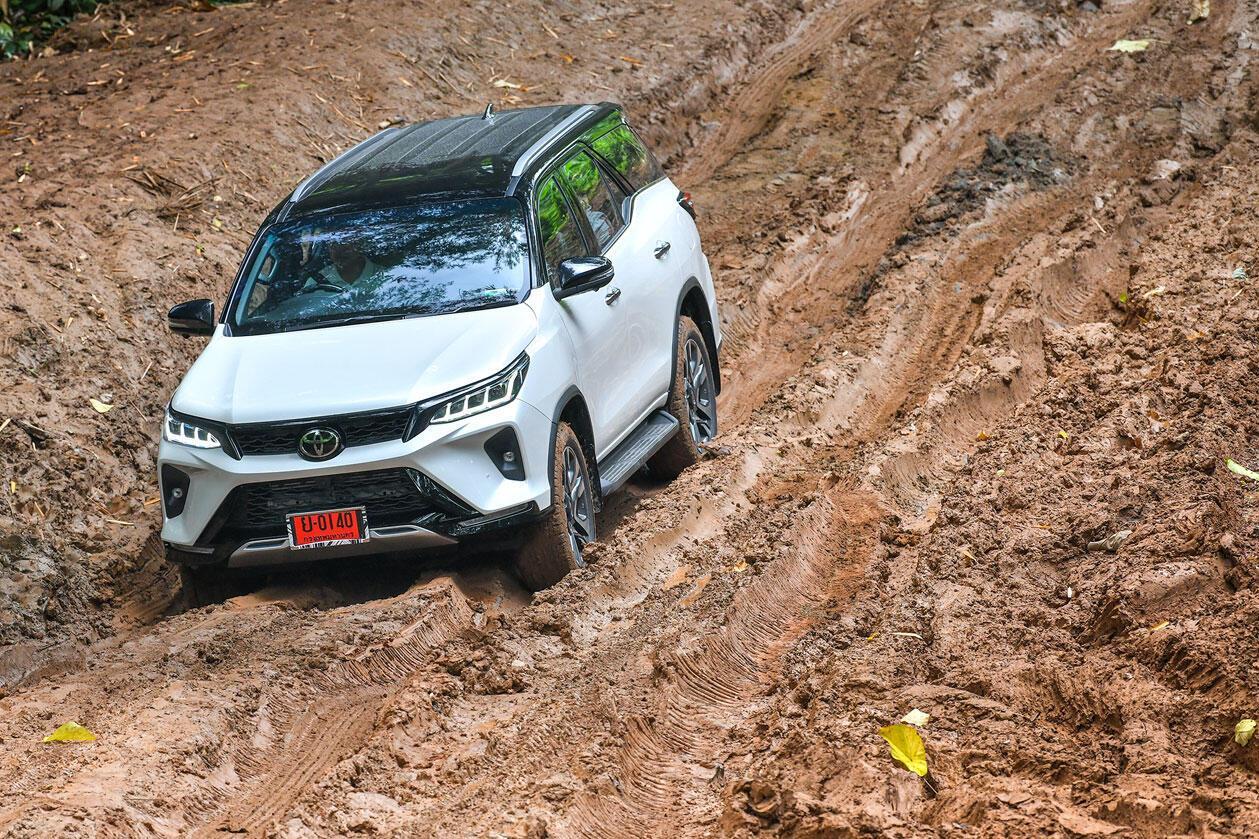 tron-bo-anh-toyota-fortuner-legender-2021-offroad-cuc-chat