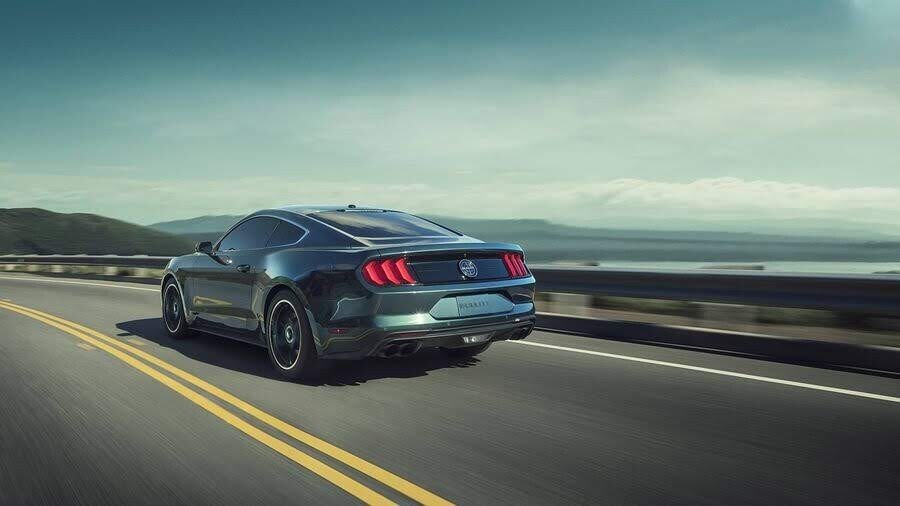 Trong khi đối thủ Chevrolet Camaro 2019 được giảm giá thì Ford Mustang 2019 lại tăng giá bán - Hình 3