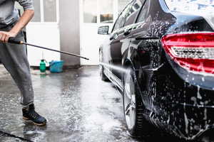 Tự rửa xe ô tô tại nhà: Cần chú ý gì tránh làm hại xe?