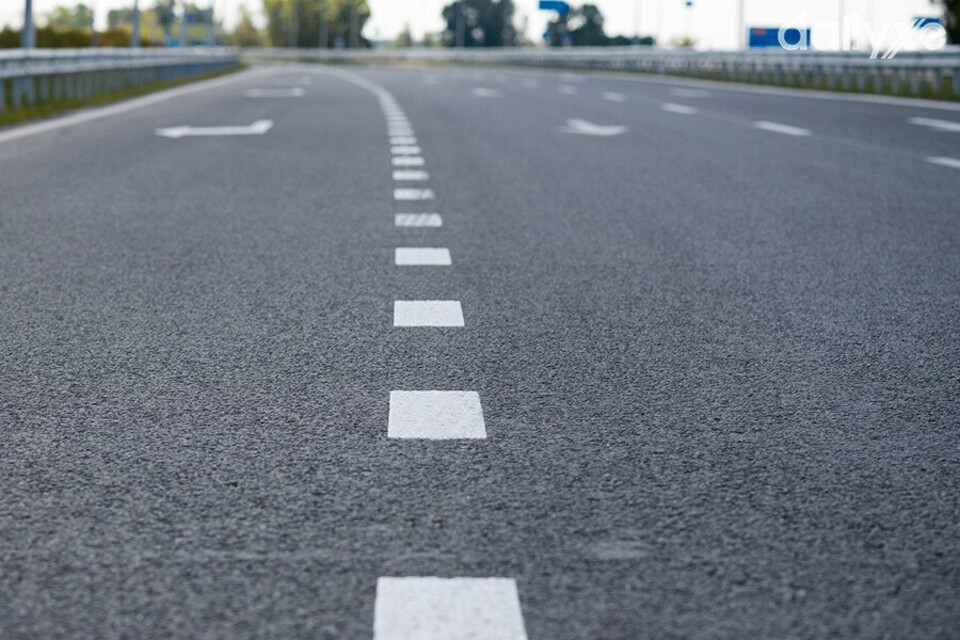 vạch kẻ đường màu trắng, nét đứt