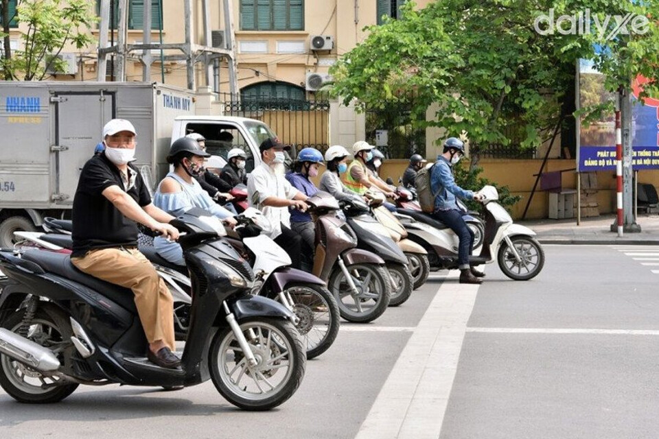 Vạch kẻ đường ngang liền có nghĩa các xe dừng chờ đèn đỏ