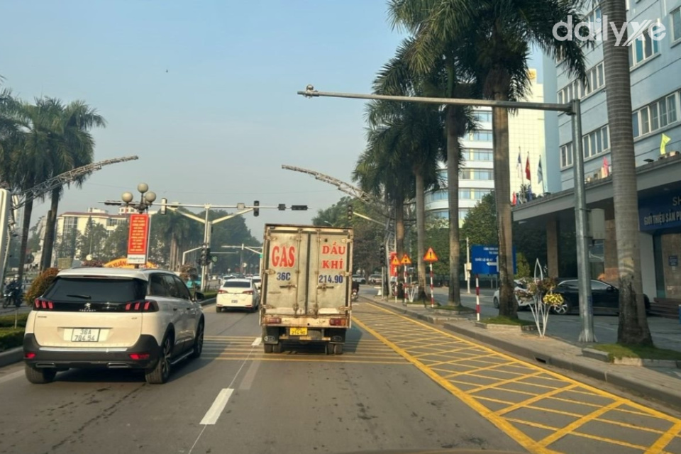 Lái xe qua vạch mắt võng đúng cách để tránh vi phạm giao thông